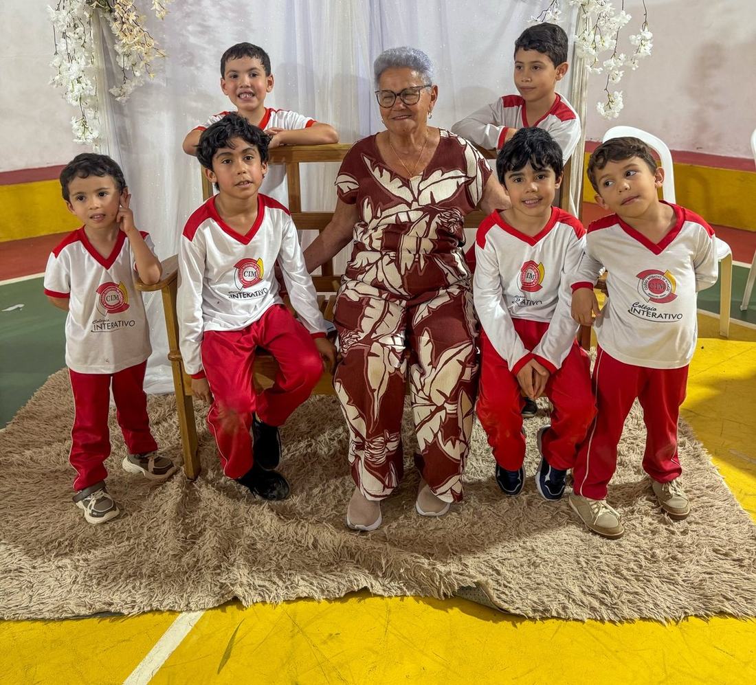 Crianças da Educação Infantil de uniforme do Colégio Interativo de Maracás